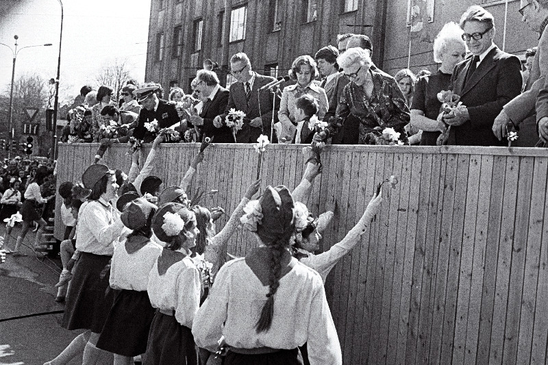 V.I. Lenini nimelise Üleliidulise Pioneeriorganisatsiooni 56. aastapäevale ja ÜLKNÜ 60. aastapäevale pühendatud pioneeride paraadi ajal annavad pioneerid lilli vabariigi partei ja valitsuse juhtivatele töötajatele.