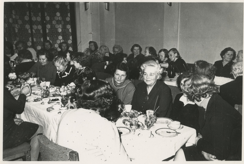 Tartu Tütarlaste Gümnaasiumi vilistlased kohvilauas.