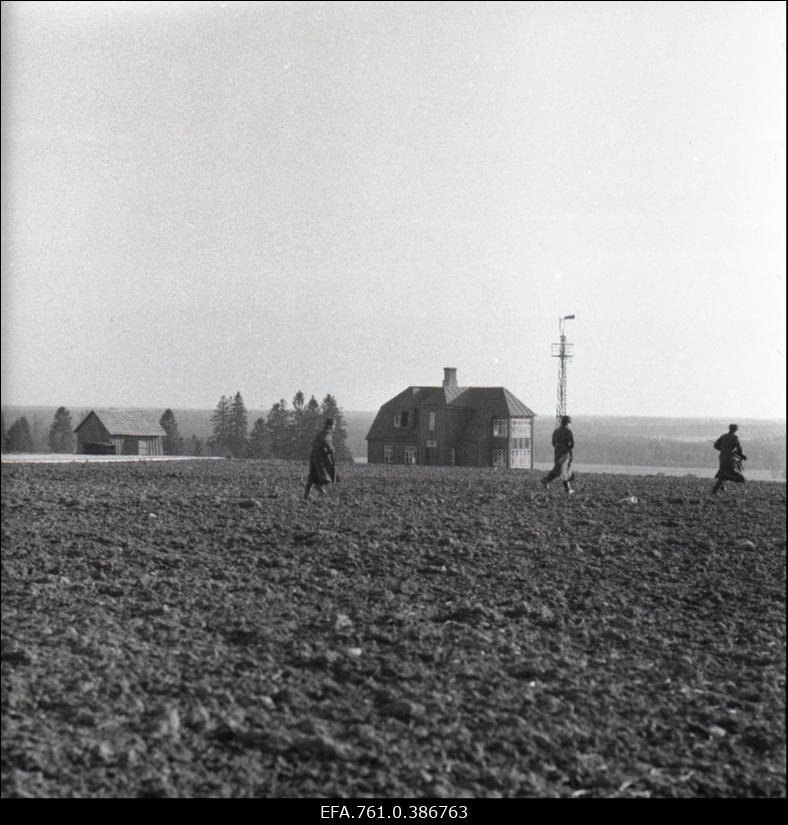 Filmi "Äratus" filmimine. Sõdurid jooksevad üle põllu Määritsa tallu.