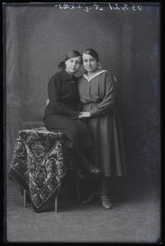 Kaks naist, (foto tellija Arjakas).