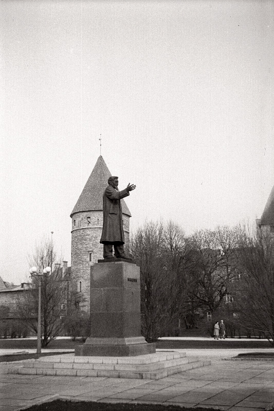 Nõukogude partei- ja riigitegelase Mihhail Kalinini monument Tornide väljakul.