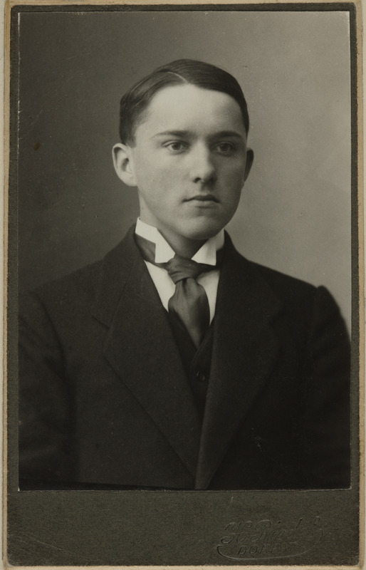 Eesti üliõpilaste seltsi "Veljesto" liige Julius Mägiste, portreefoto