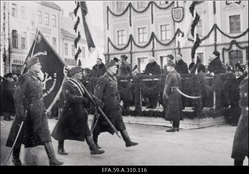 Kuperjanovi Partisanide Pataljon. Riigitegelasi, kõrgemaid sõjaväelasi, ohvitsere.