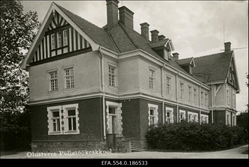 Eesti Aleksandri Põllutöökeskkool endises Olustvere mõisa härrastemajas.