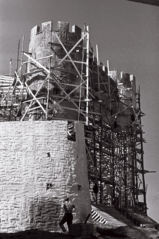 Filmistuudio Lenfilm tööliste ja Tallinna Ehituskooli nr 1 õpilaste ehitatav Helsingöri Kronborgi lossi makett Hamleti filmimiseks Väänas Naage kaldapealsel.