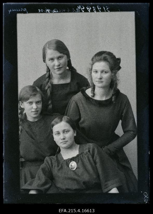 Grupp tütarlapsi, (foto tellija Parsmann).