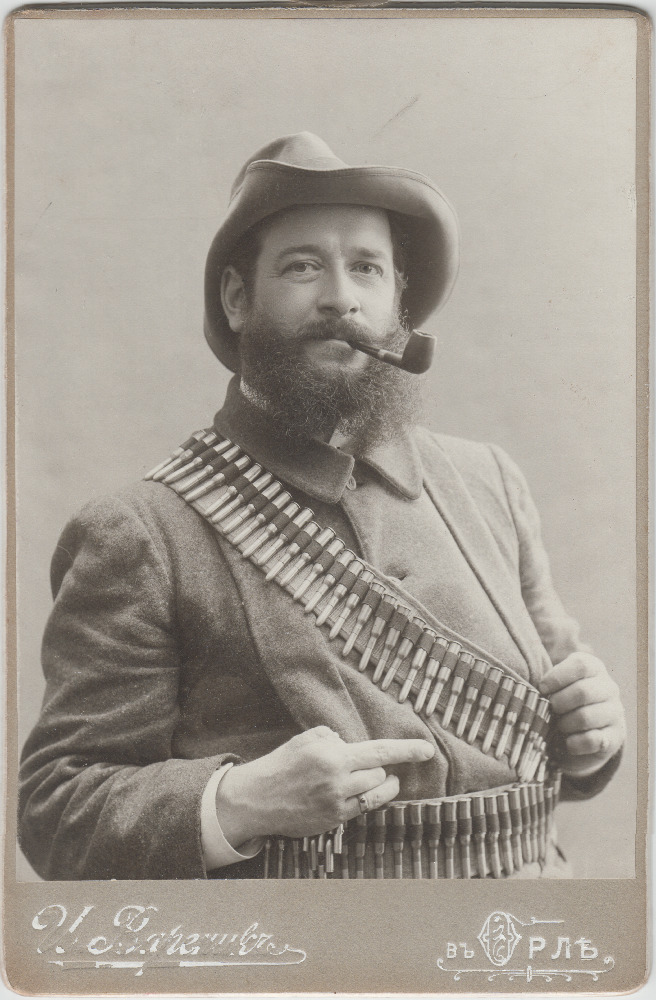 Portree mehest piibu ja padrunivööga.