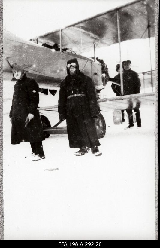 Lennuväelt kindralmajor Laidonerile kingitud mälestusalbum. Välismaised lennukitüübid Eestis, aerodroomid ja lennukitöökojad. Inglise lendurid, instruktorid ja mehaanikud Eestis.