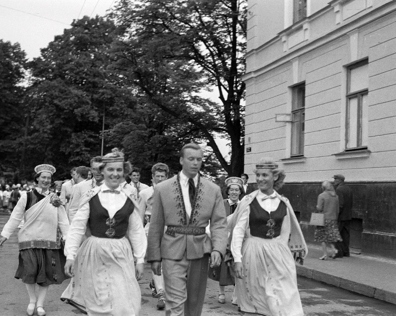 Külalislauljad Lätimaalt Eesti NSV XV üldlaulupeo rongkäigus.