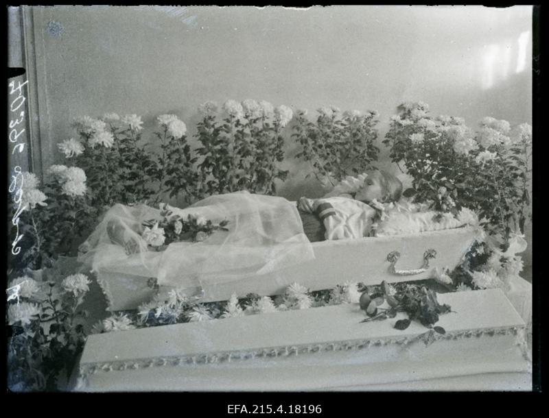 Viljandi Eesti Haridusseltsi Algkooli II klassi õpilane Edith Lappi (Lapp) põrm kirstus.
