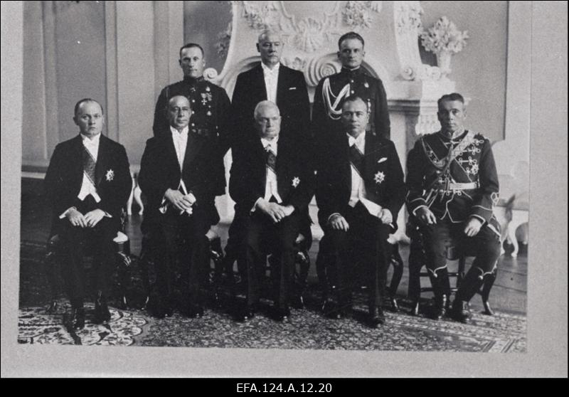 Türgi saadik Nuoi Batu (vasakult 2.) volikirjade üleandmisel Eesti Vabariigi riigivanemale Konstantin Pätsile (3.), 1. riigisekretär Karl Terras, 4. välisministri kohusetätja Johan Müller, 5. riigivanema käsunduskindral kindralmajor Gustav Jonson; seisavad (vasakult): riigivanema vanemkäsundusohvitser kolonelleitnant Herbert Grabbi, välisministeeriumi administratiivosakonna direktor Jaan Mölder, riigivanema nooremkäsundusohvitser nooremleitnant Oskar Põder.