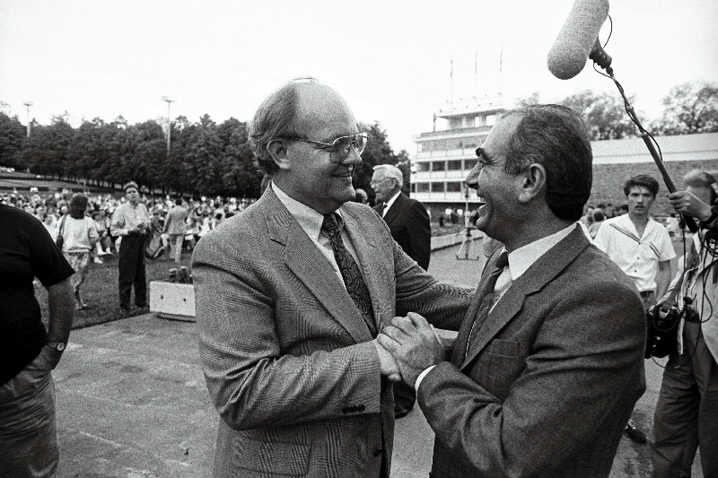 "Laulusilla'91", John Williams ja armeeni adirigent Gent Arutjan Tonikjan kätlemas.