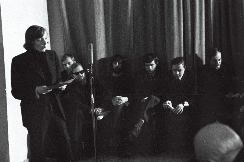 Luuletaja ja näitleja Juhan Viiding (Jüri Üdi) Noorte Autorite Koondise kirjandusõhtul esinemas.