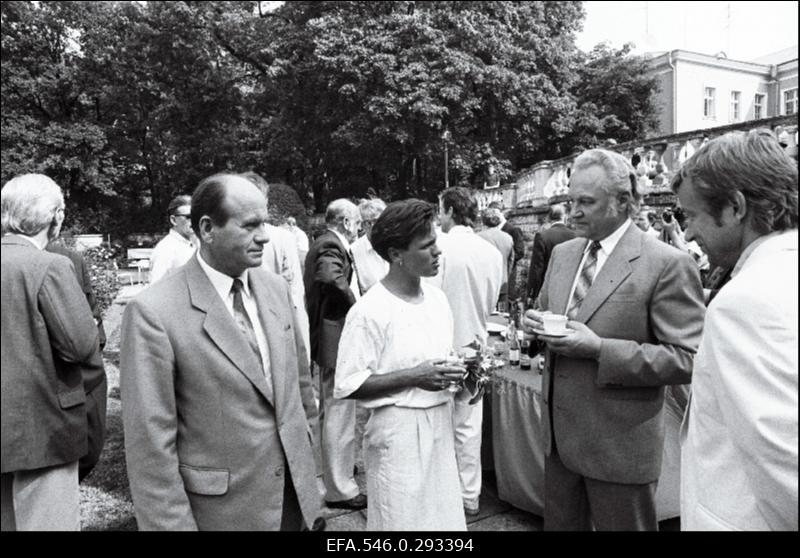 Barcelona olümpiamängudel osalenud sportlaste vastuvõtt presidendilossi aias Kadriorus.