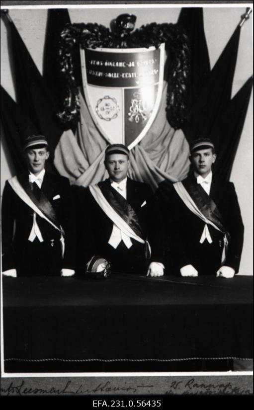 Korporatsiooni „Fraternitas Estica“  eestseisus I semestril 1939. aastal (vasakult) s/a abiesimees A. Leesment, s/a esimees J. Laikivi, s/a kirjatoimetaja W. Rannap.