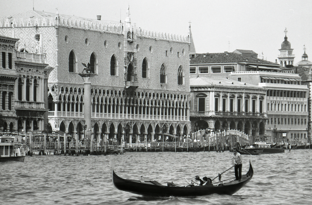 Servizio fotografico (Venezia, 1968) - Servizio fotografico : Venezia, 1968 / Paolo Monti. - Strisce: 7, Fotogrammi complessivi: 38 : Negativo b/n, gelatina bromuro d'argento/ pellicola ; 35 mm. - ((I fotogrammi hanno una doppia numerazione. . - Sul portanegativi: Nikon Agfa 21. - Sul dorso del portanegativi Monti specifica: "Particolari barocchi, manifesti, gondole, riflessi". - Probabilmente questa specifica in penna biro rossa si riferisce a ricerche personali che esulano dal contesto del servizio commissionato da Electa. - Occasione: Pubblicazione: "Edoardo ARSLAN, Venezia gotica: architettura civile gotica veneziana, Milano, Electa, 1970". - Fonte: Agenda di Paolo Monti: Venezia Architettura Gotica Civile / Ed. Electa maggio/giugno 1968 (1968/05-1968/06), presso Archivio Paolo Monti