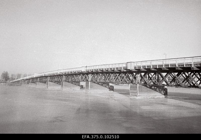 Pärnu esimene sõjajärgne sild, mis ehitati 55 päevaga ja avati 5. dets. 1944.a.