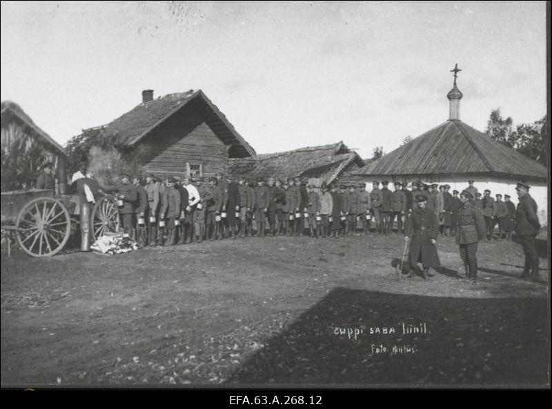 Vabadussõda. Välipatarei nr.8 koosseis väliköögi juures supisabas. Taustal küla tsässon.