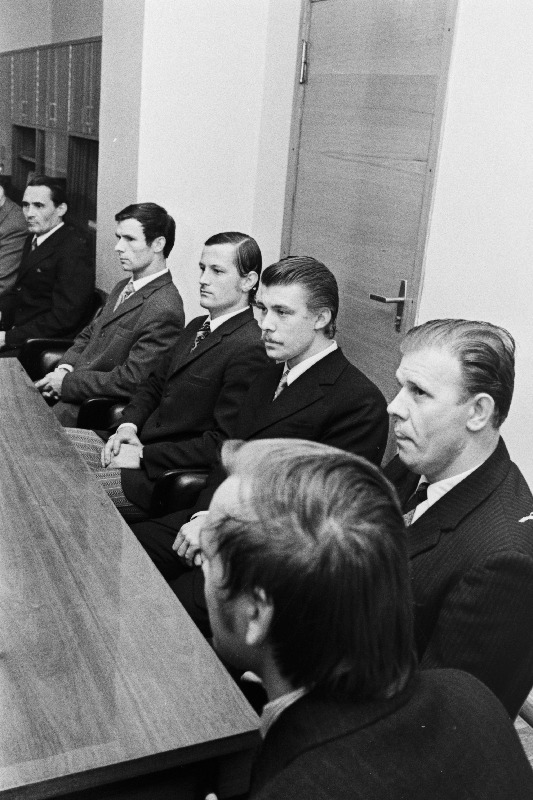 Viisaastaku ennetähtaegselt täitnud Tallinna laevaremonditehase Endel Kilu brigaad vastuvõtul EKP Tallinna Linna Mererajooni Komitees (paremalt): brigadir Endel Kilu ning tema brigaadi liikmed Kirill Djukarev, Vladimimr Mohhiovi ja Heinrich Mäetam.