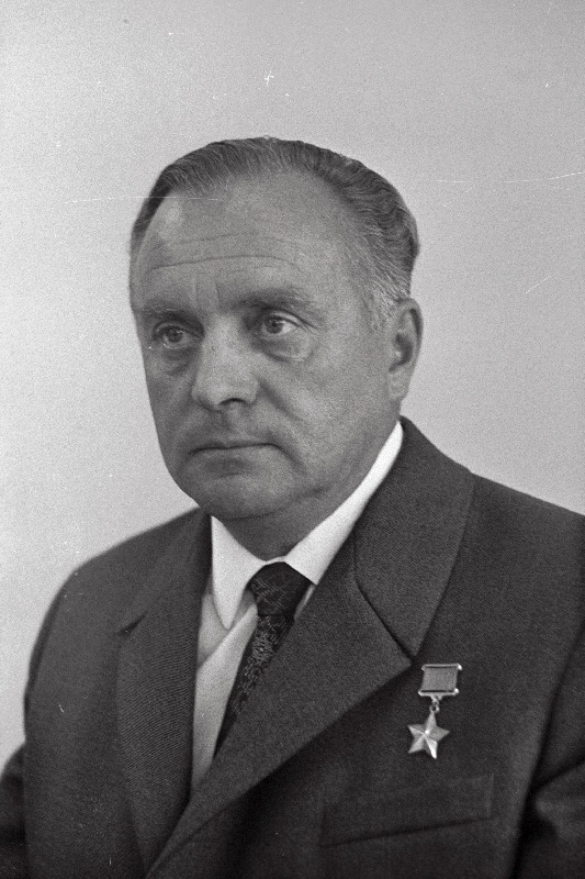 Hindreus, Heinrich, Nõukogude liidu kangelane- koondise "Eesti NSV Zoovetvaru" esimees.