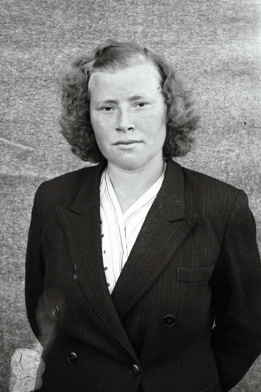 Kaardiväelase kolhoosi lüpsja-karjatalitaja Edith Räni.