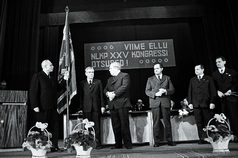 Paide rajoonile IX viisaastaku plaanide eduka täitmise eest määratud NLKP Keskkomitee, NSVL Ministrite Nõukogu, ÜAÜKN-i ja ÜLKNÜ Keskkomitee rändpunalipu üleandmise pidulik koosolek. Vasakult teine ENSV Ülemnõukogu Presiidiumi esimees A. Vader.