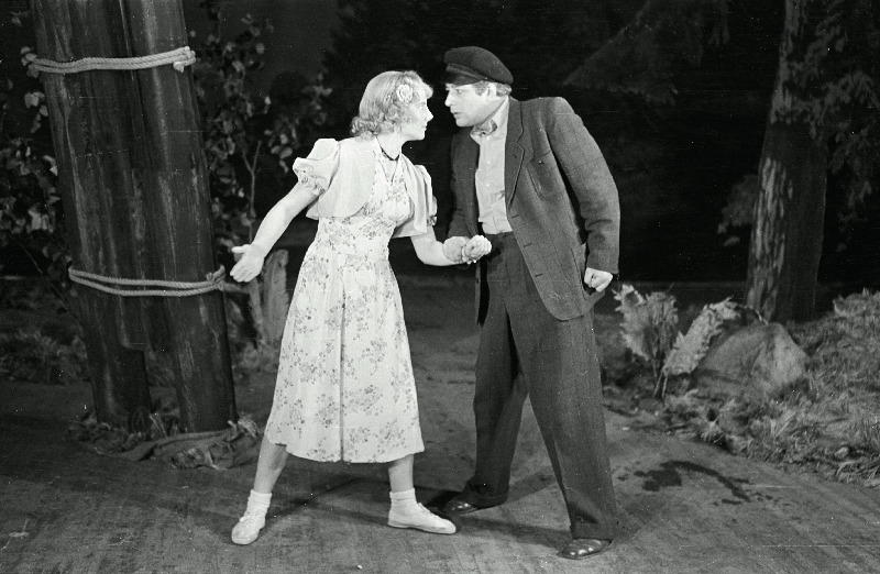 Stseen L. Kahase komöödiast Pähklimägi  V. Kingissepa nimelises TR Draamateatris. Leili- Ellu Puudist ja Ülevinkli Oss - Eino Baskin.