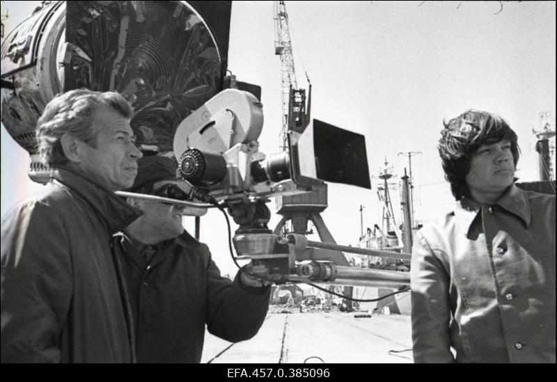 Stuudio "Tallinnfilm" mängufilmi "Punane viiul" võtetel. Vasakul filmi režissöör Kaljo Kiisk.