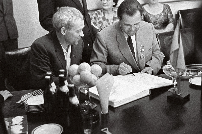 Moldaavia NSV Ülemnõukogu Presiidiumi esimees K. Iljašenko teeb sissekande Tartu Linna TSN Täitevkomitee aukülaliste raamatusse, vasakul Moldaavia NSV kultuuriminister P. Darienko.