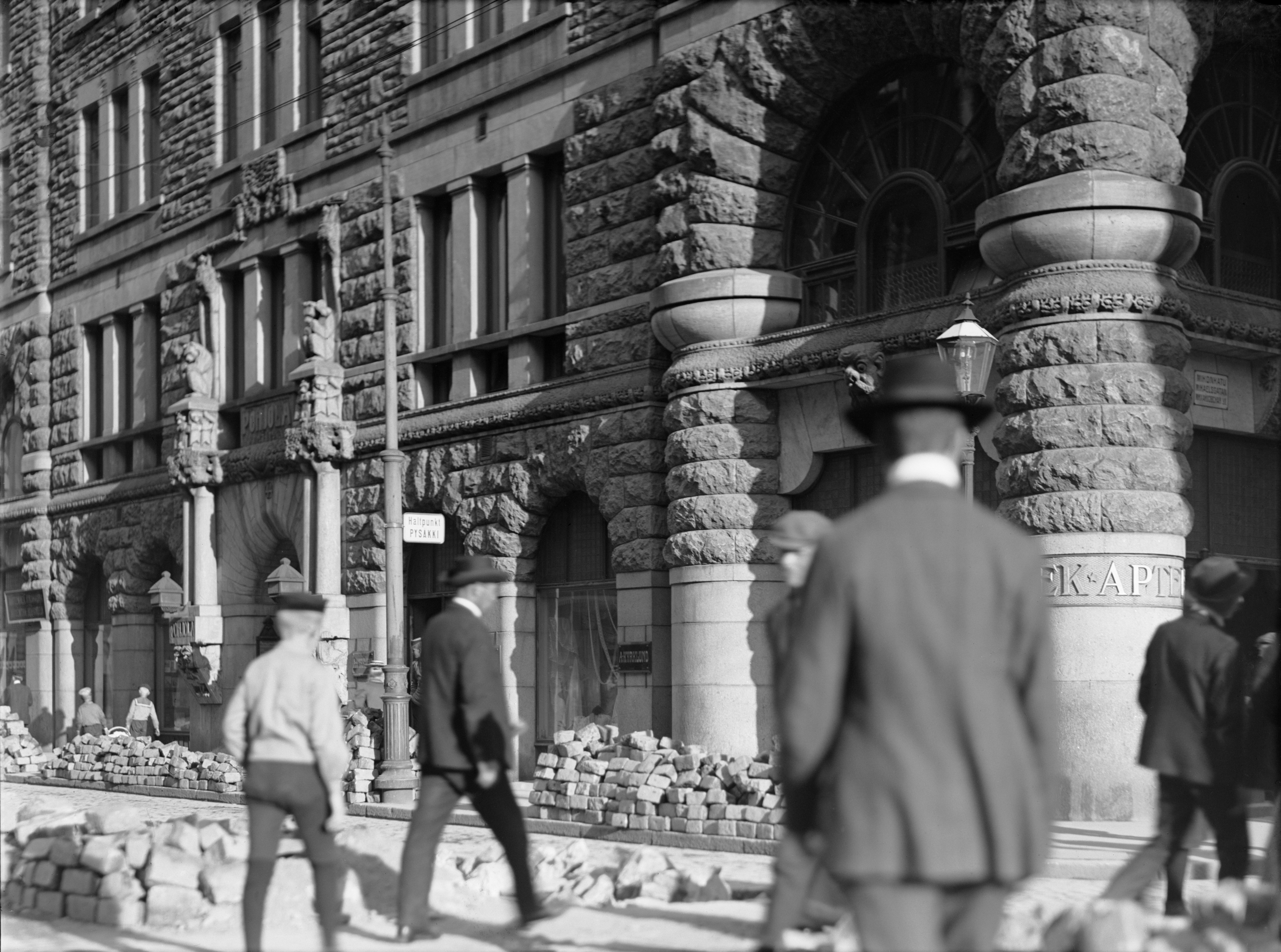 Jalankulkijoita Aleksanterinkadun ja Mikonkadun kulmassa, Pohjolan talon edustalla.