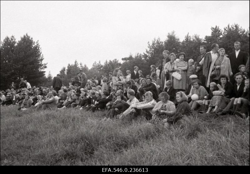 Suvepäevalised spordivõistlust jälgimas.