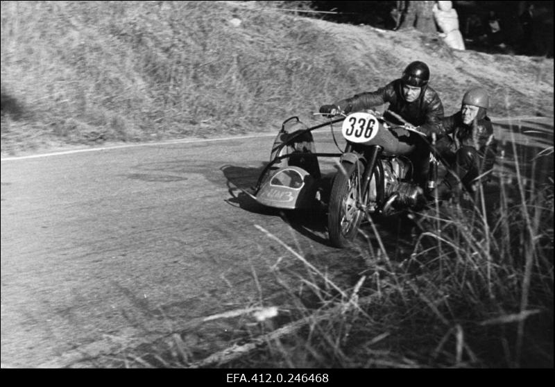 NSV Liidu meistrivõistlused ringrajasõidus. Pirita-Kose-Kloostrimetsa ringrajal motosportlased Boris Papulov - Anatoli Homutov, (Irbiti Mootorattatehas), NSV Liidu meistrid 750 cm3 külgvankriga mootorrataste klassis.