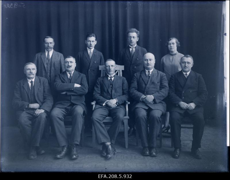 Paide linnavalitsuse liikmed: I rida 2. Limberg, 3. linnapea Purfeld, 4. Viidebaum; II rida 3. Vimberg, 4.Maade.