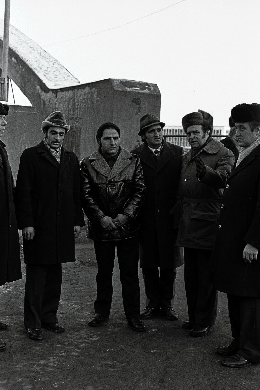 Tartu Mööblikombinaadi direktor Olev Nigul (paremalt) ja Armeenia NSV Leninakani mööblivabriku esindajad S. Muradjan, K. Aivazjan ning S. Tonojan kombinaadi õuel.