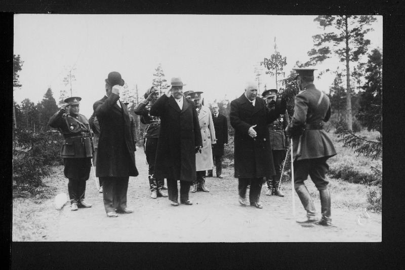 Soome president P. Svinhufvud, Eesti Vabariigi riigivanem J. Teemant koos saatjatega saabumas Jägala laagrisse.