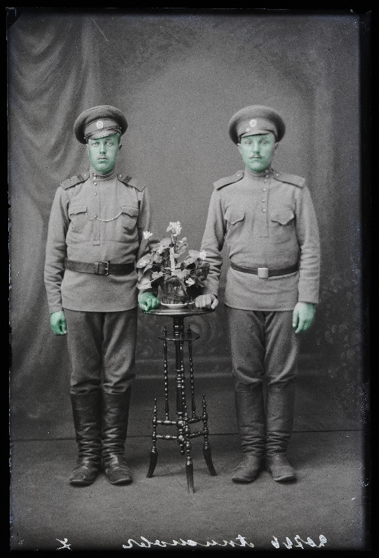 Kaks sõjaväelast, (foto tellija Akimoff [Akimov]).