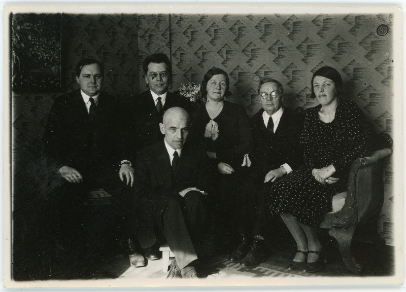 Grupifoto, tehtud 27.03.1933 Tallinnas Weizenbergi tänav 8, korteris nr 2. Fotol vasakult: Jaan Taklaja, Friedebert Tuglas, Marie Under, Eduard Hubel (Mait Metsanurk, Hedda Hacker ja ees istumas Artur Adson