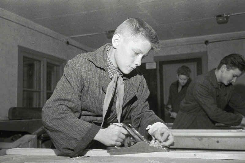 Viljandi rajooni Puiatu 7-klassilise Kooli õpilane E. Niitav tööõpetuse tunnis.