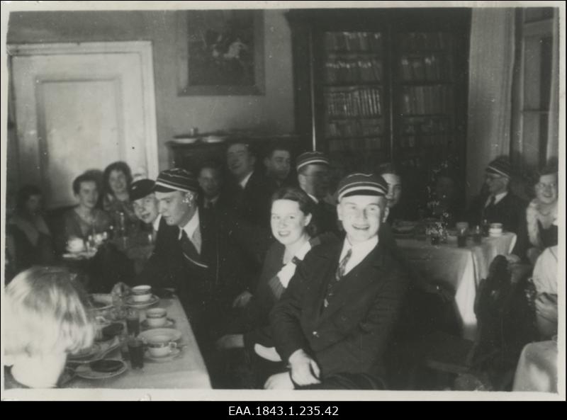 Korporatsioon "Estonia" liikmed piduõhtul daamidega, grupifoto