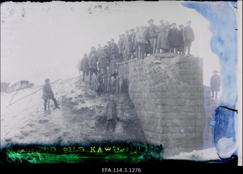 Vabadussõda. Kitsarööpalise soomusrongi nr.2 dessantrood Scoutspataljonist Kawershofi (Karva) purustatud raudteesilla juures.