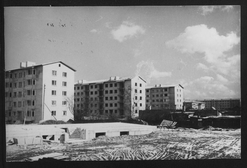 Uusi elamuid Lasnamäe veerul Majaka tänaval.