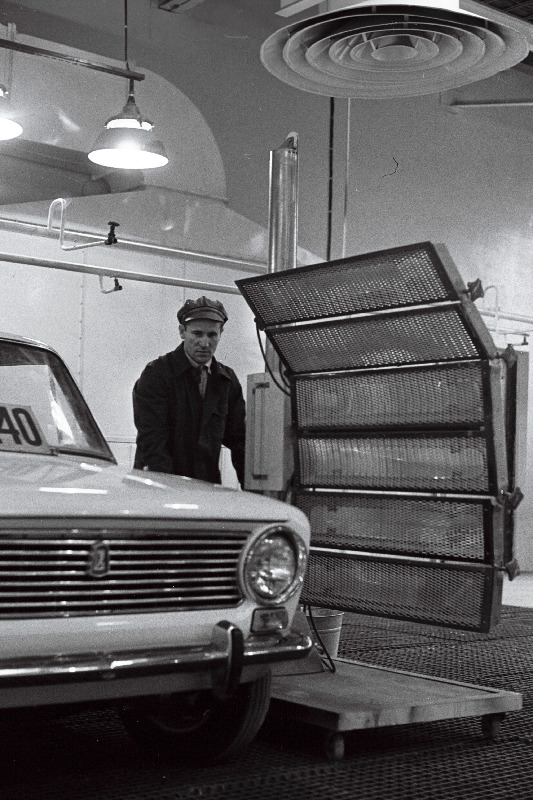 Volga Autotehase Tallinna Autokeskuse automaaler Jemeljon Želudi kuvatusaparaadil töötamas.