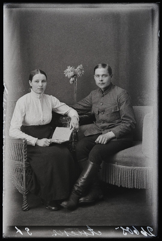 Sõjaväelane Anek naisega.