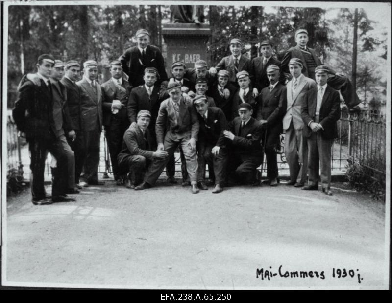 Korporatsiooni Limuvia maikommersist osavõtjad K.E. von Baeri ausamba juures Toomemäel.