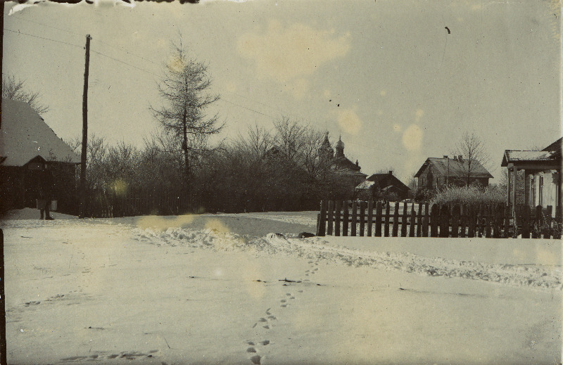 Kaisma küla vaade, taga Kergu õigeusu kirik ja koolimaja.