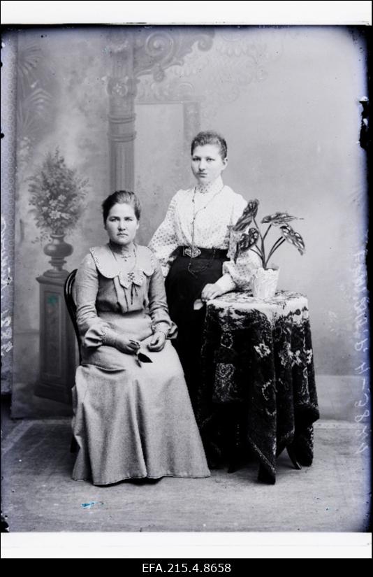 Kaks naist, (foto tellija Audowa [Audova]).