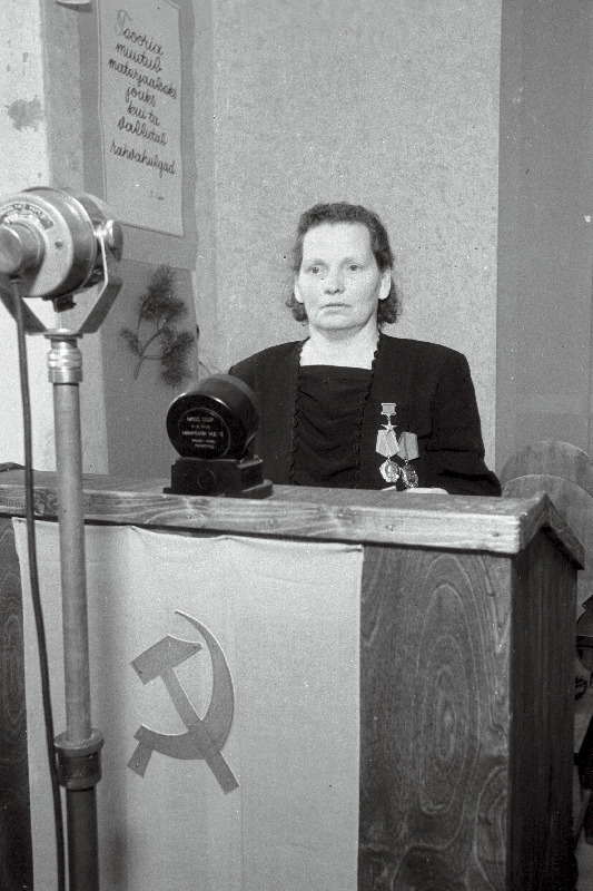 Sotsialistliku töö kangelane Hilda Kruussalu loomakasvatustöötajate nõupidamisel Kostivere sovhoosis kõnelemas.