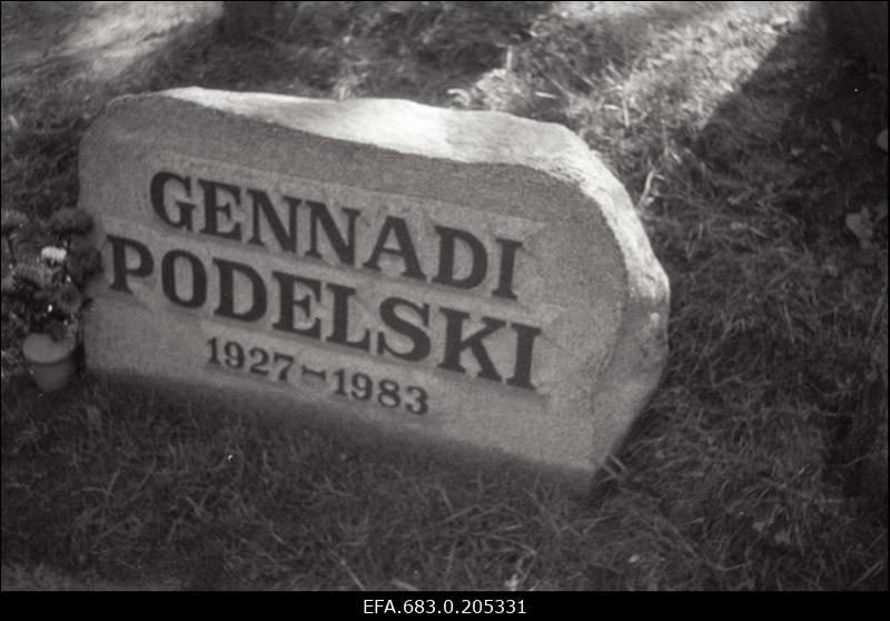 Helilooja Gennadi Podelski hauakivi Metsakalmistul.
