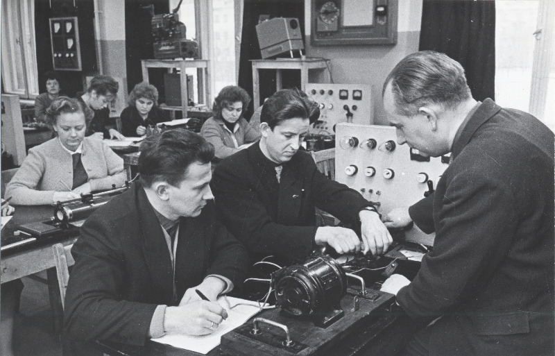 Tallinna Kergetööstuse Tehnikumi elektrotehnika õppejõud Alfred Karu laboratoorseid katseid juhendamas.
