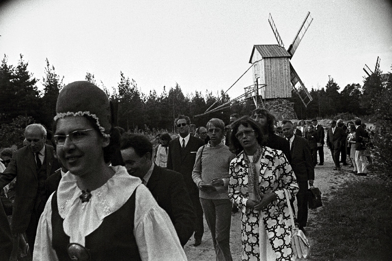 III rahvusvahelisest fennougristide kongressist osavõtjad Vabaõhumuuseumiga tutvumas.